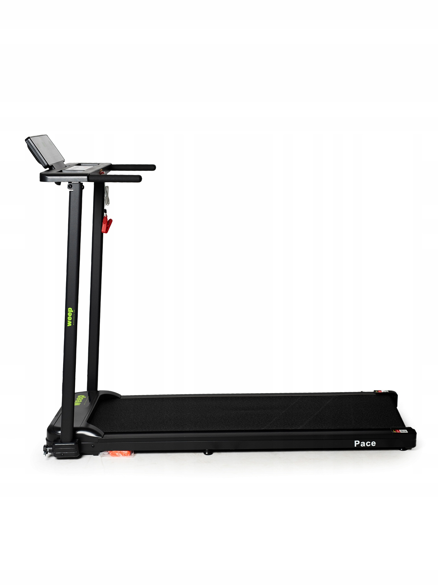 Czarna bieżnia z ekranem i uchwytami, widok z boku.