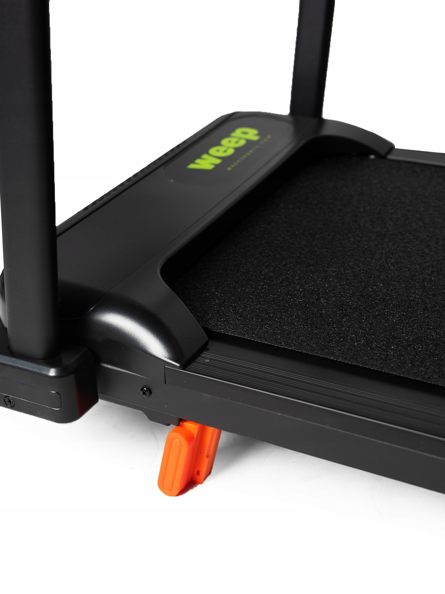 Czarna bieżnia z zielonym logo i pomarańczową dźwignią.