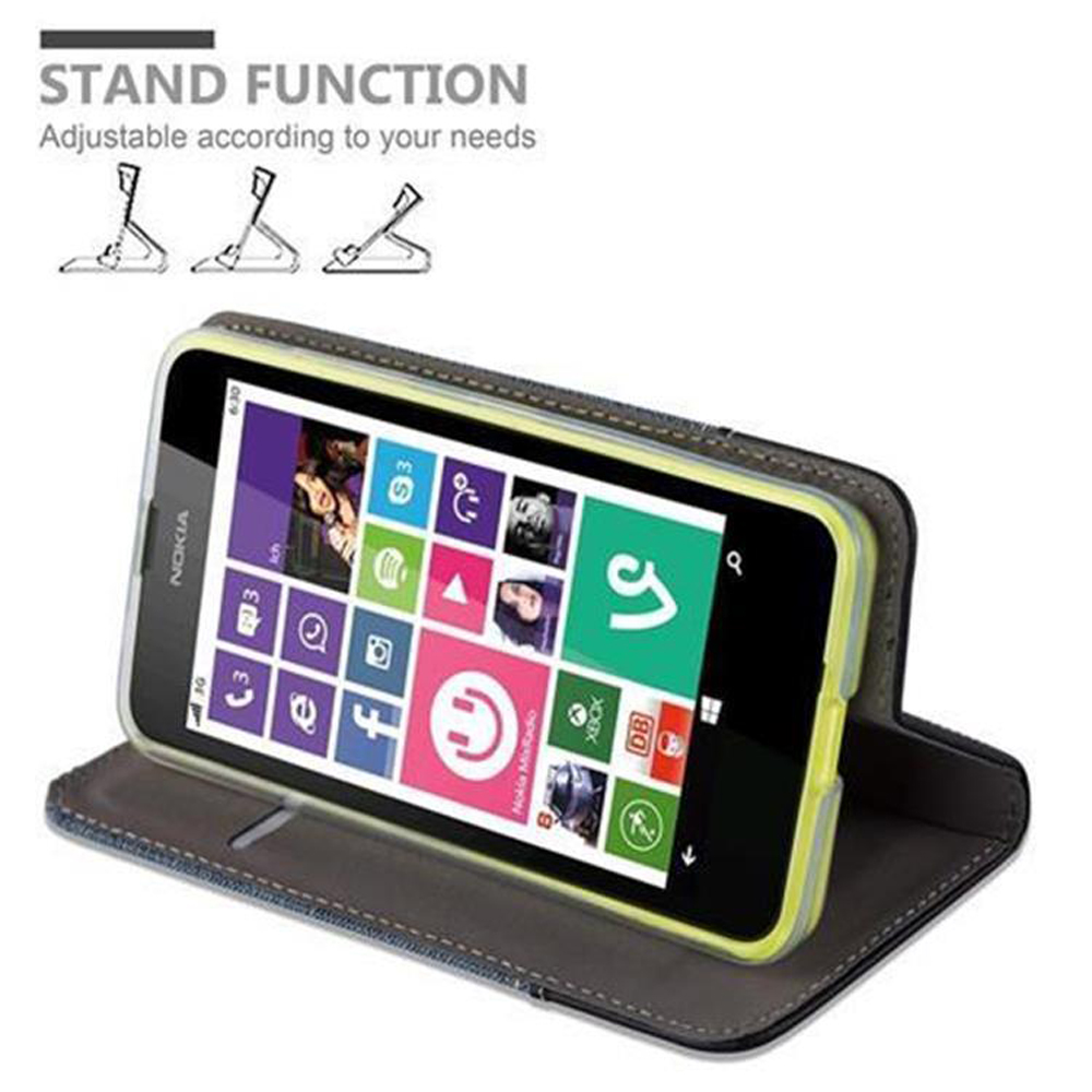 Smartphone Nokia in custodia grigia che funge da supporto.