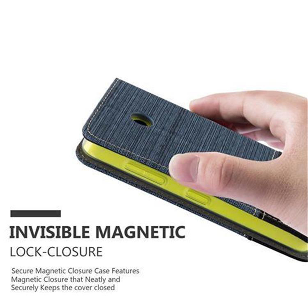 Una mano tiene una custodia per telefono blu-grigia con chiusura magnetica.