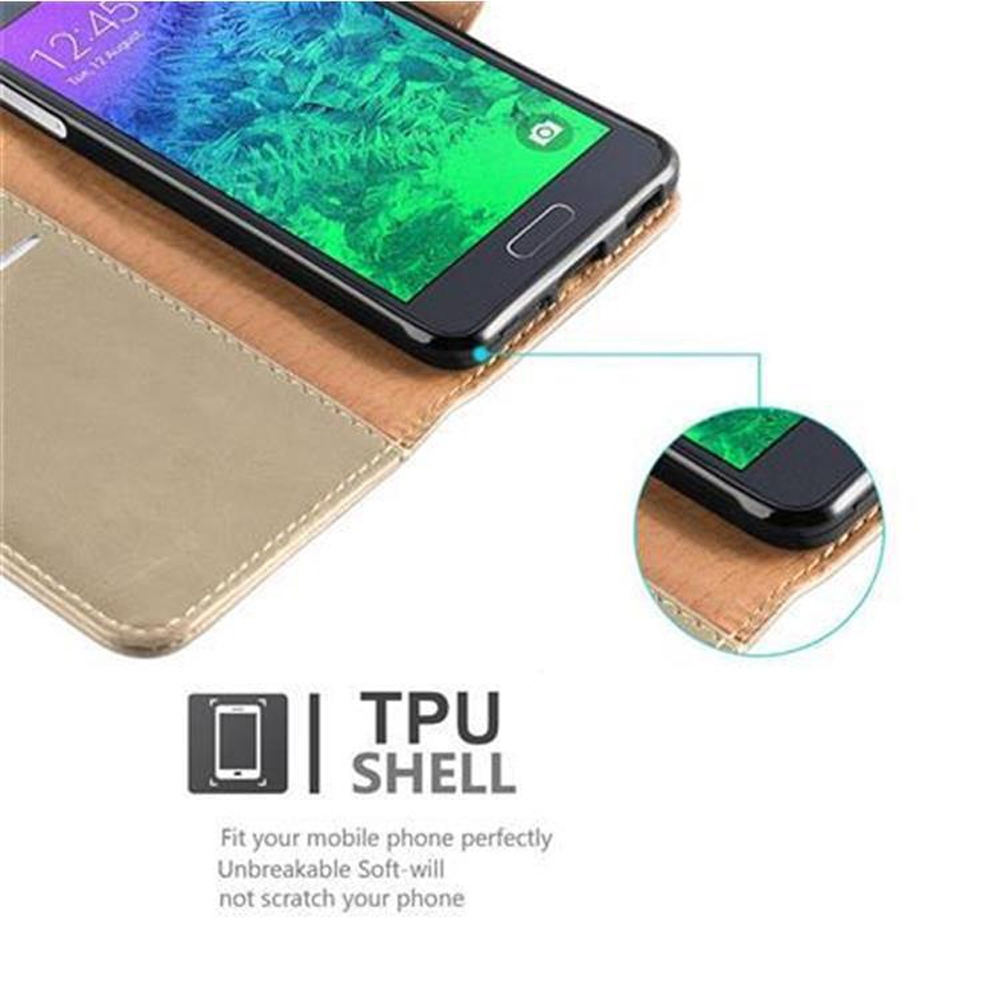 Ein schwarzes Smartphone mit grünem Hintergrund in einer beige Klapphülle.
