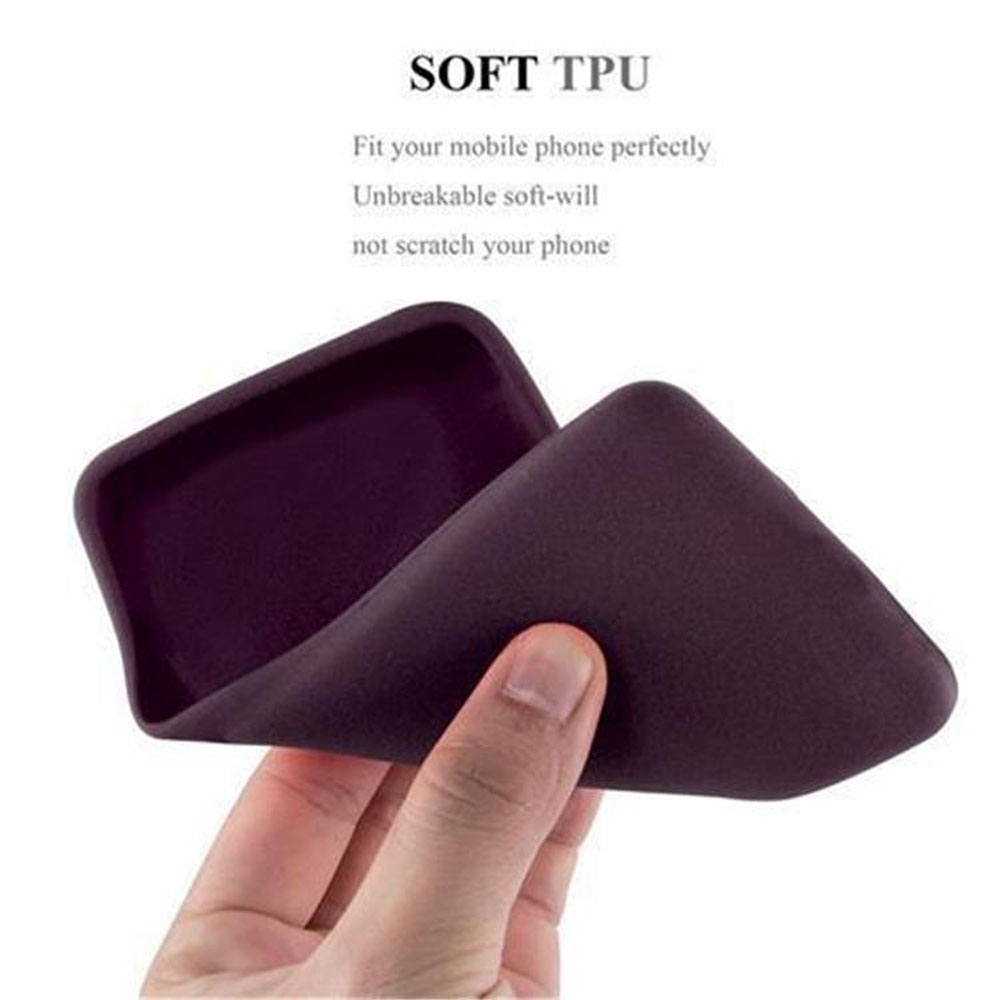 Mano tiene una custodia per telefono in TPU viola scuro piegata.
