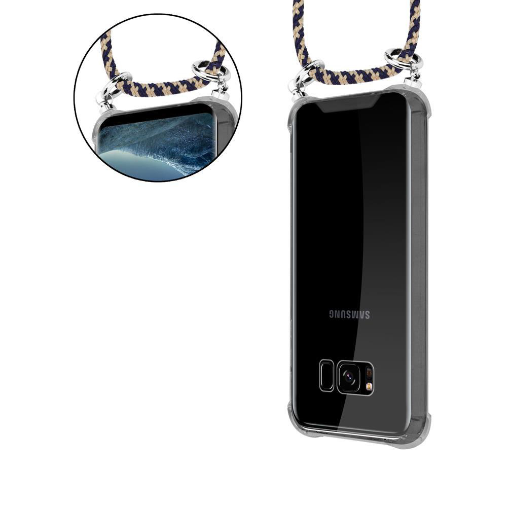 Ein Smartphone mit einer klaren Hülle und einem Lanyard, das um den Hals getragen wird.
