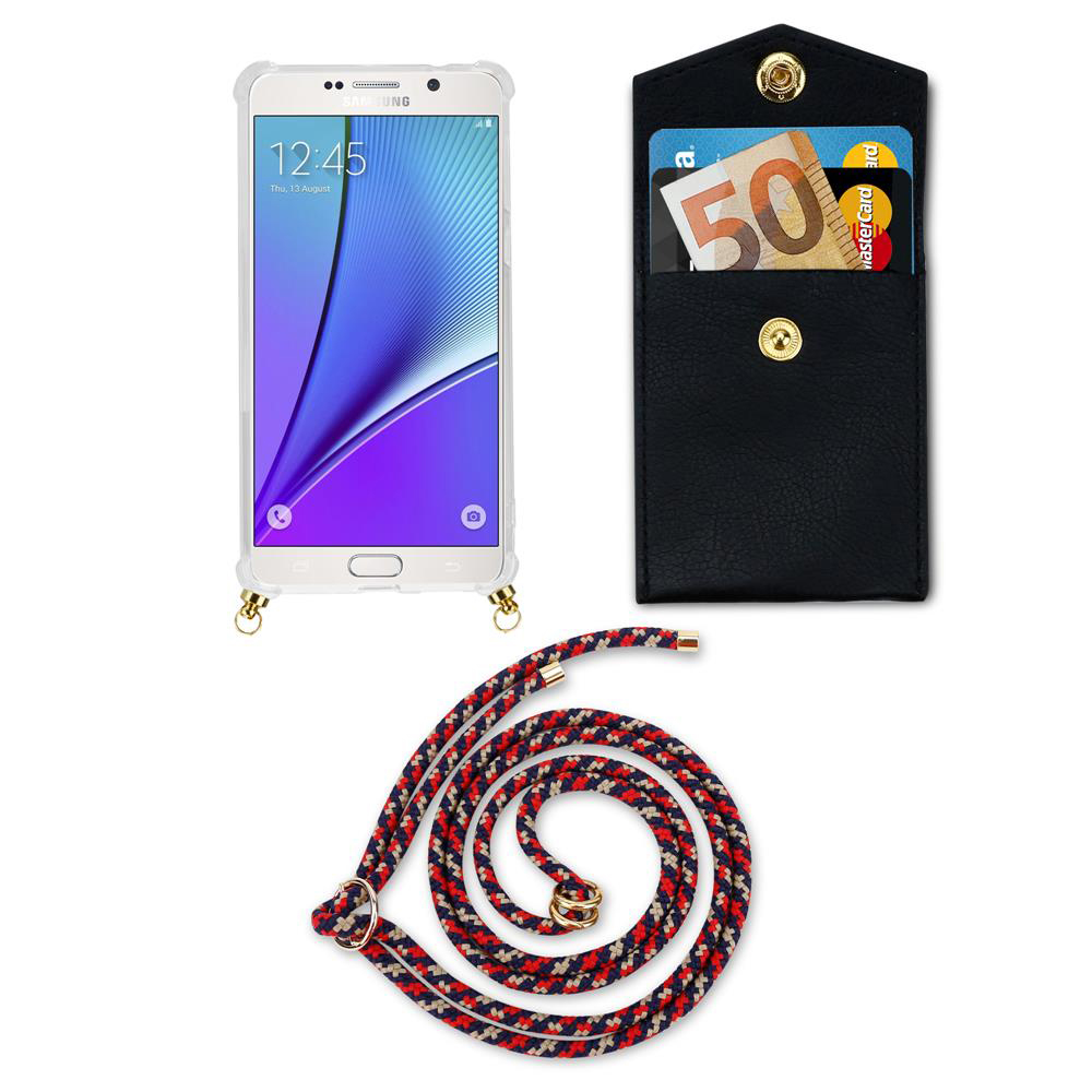 Uno smartphone con custodia, portafoglio e cordino su sfondo bianco.