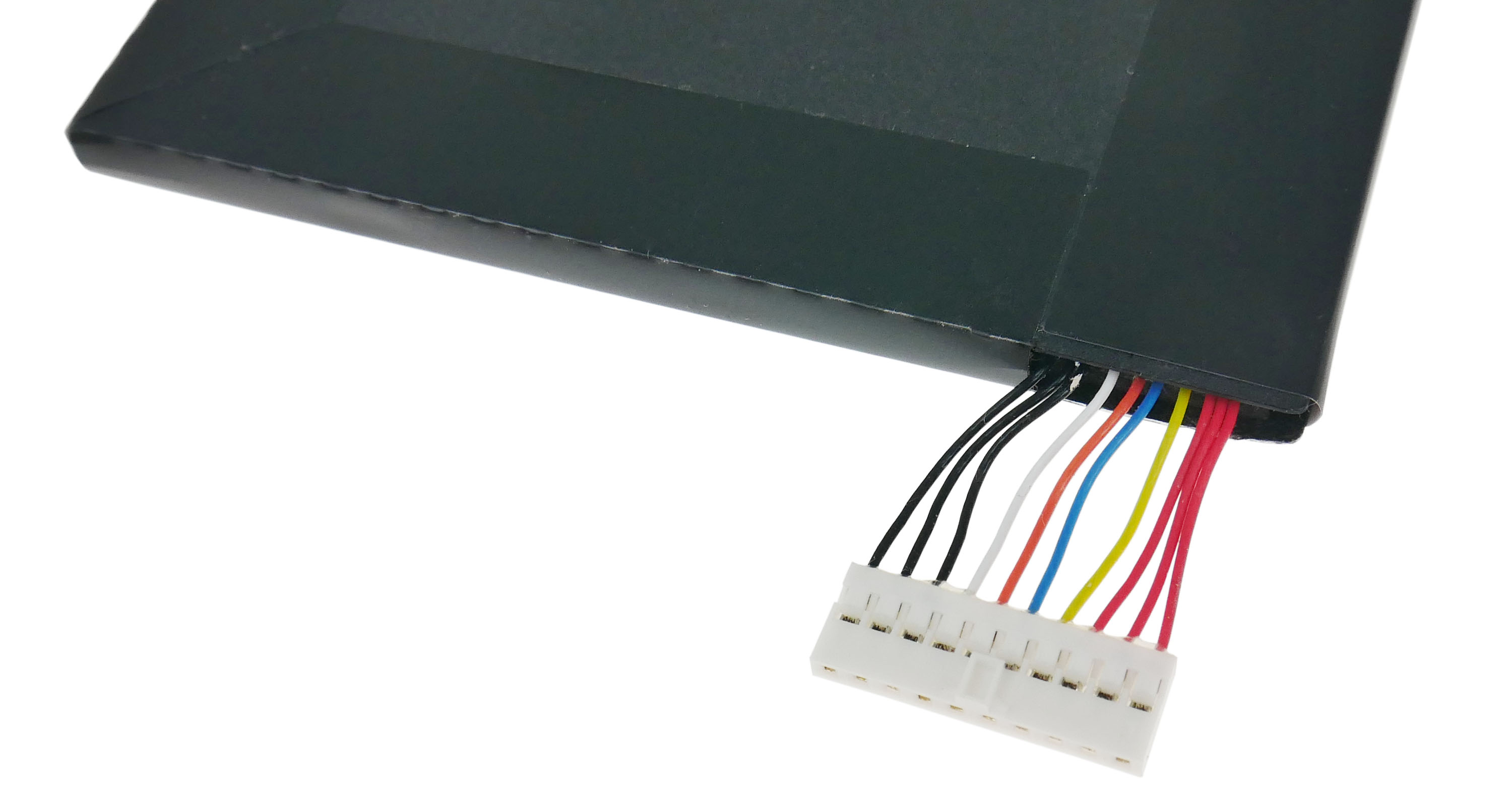 Czarny akumulator z kolorowymi przewodami wychodzącymi z białego złącza.