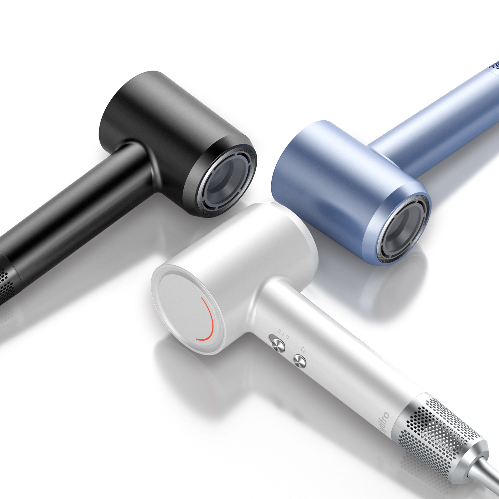 Trzy suszarki do włosów w kolorze czarnym, niebieskim i białym na białym tle.