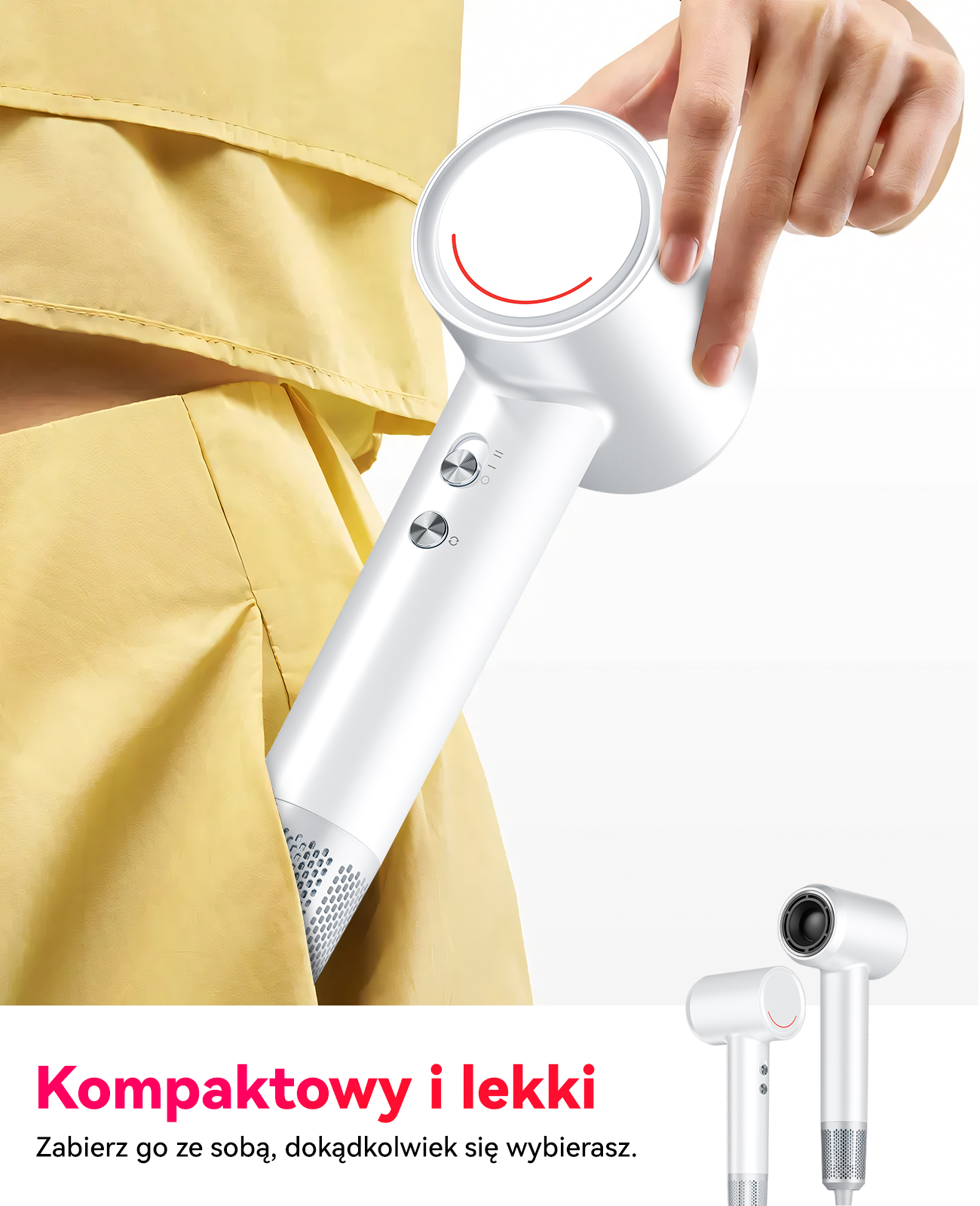 Dłoń trzyma białą suszarkę do włosów na żółtej tkaninie. Dwie suszarki z tyłu.