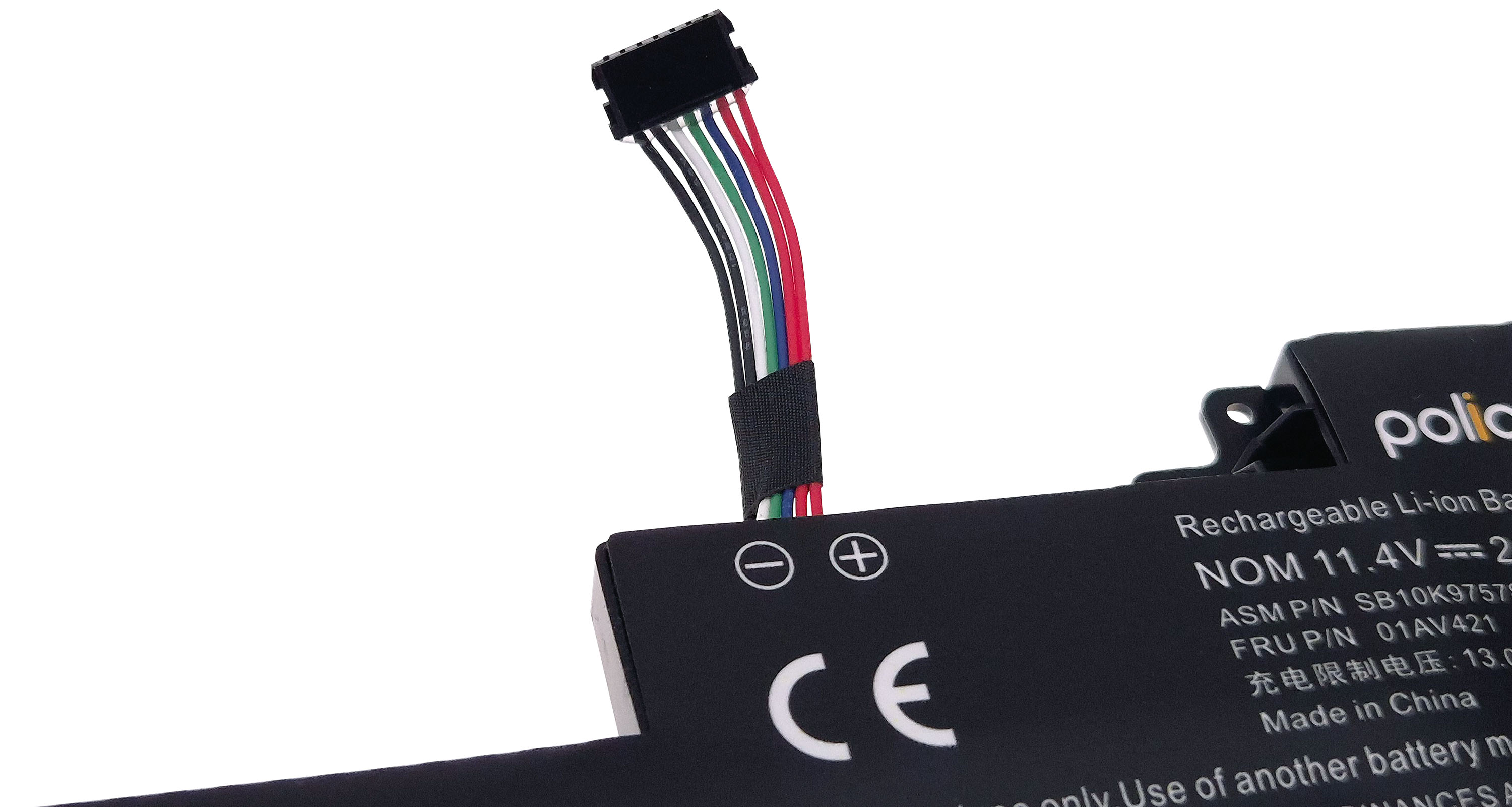 Czarna bateria do laptopa z przewodami i oznaczeniami CE i napięcia.