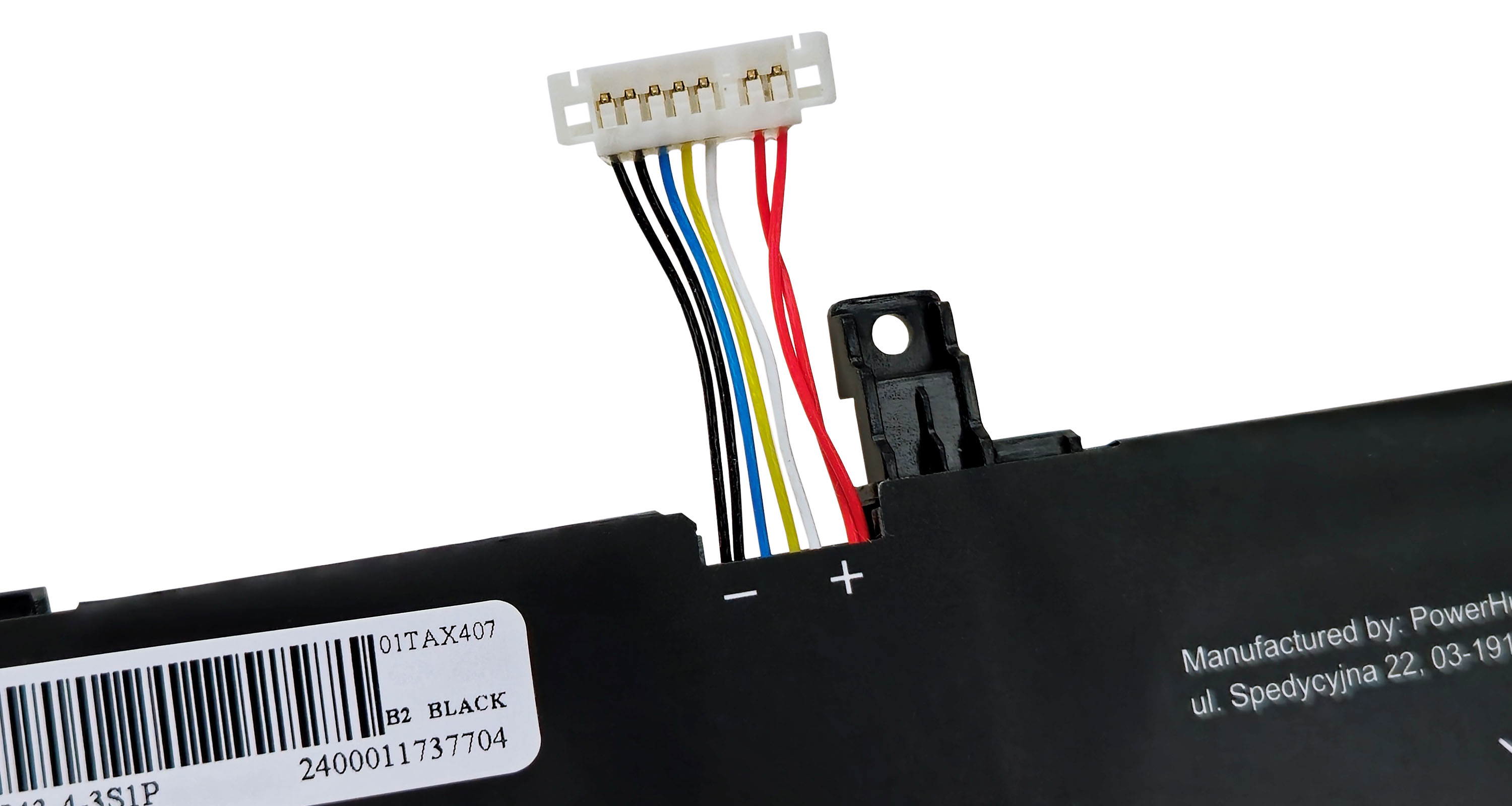 Zbliżenie baterii laptopa z przewodami i złączem.