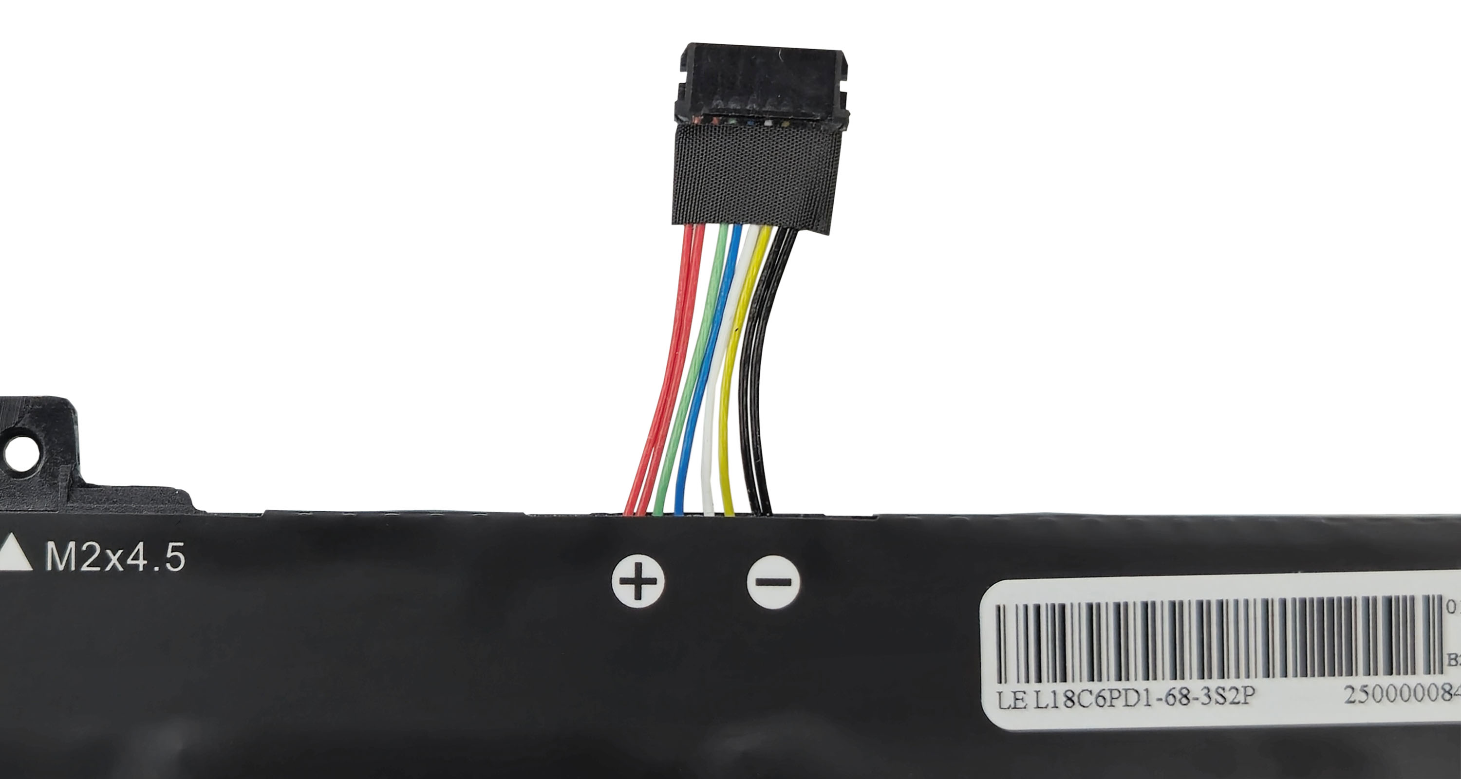 Czarny akumulator ze złączem i kolorowymi przewodami. Zawiera tekst i kod kreskowy.