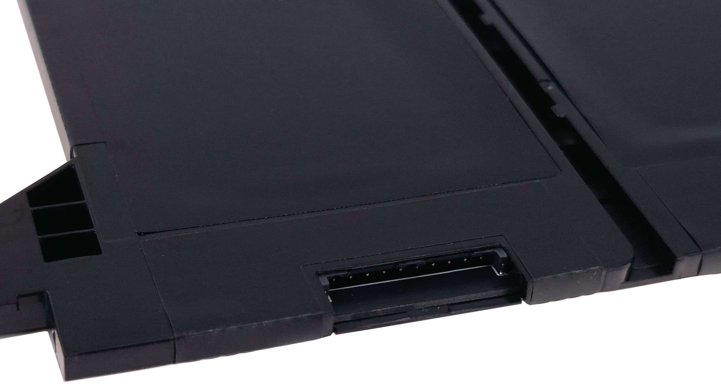 Czarny złącznik z pinami wystającymi z urządzenia.