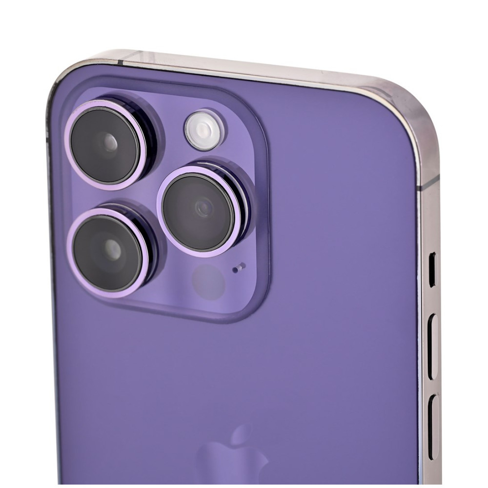Retro viola dell'iPhone con tre fotocamere e cornice in metallo lucido.