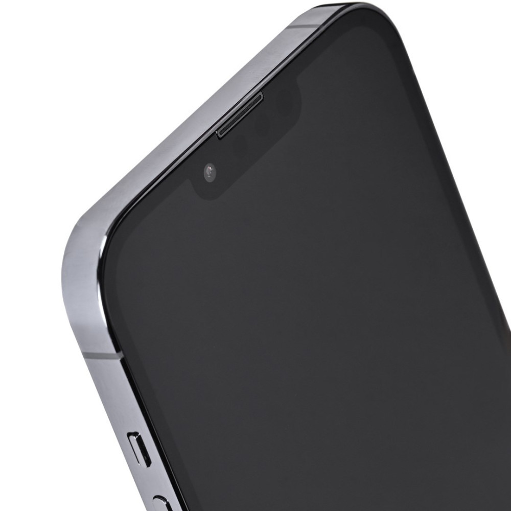 Primo piano di uno smartphone argentato con schermo nero e notch della fotocamera.