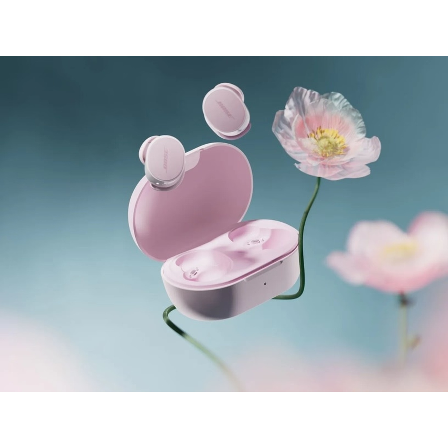 Rosa kabellose Kopfhörer schweben mit geöffnetem Ladekoffer und Blumen.