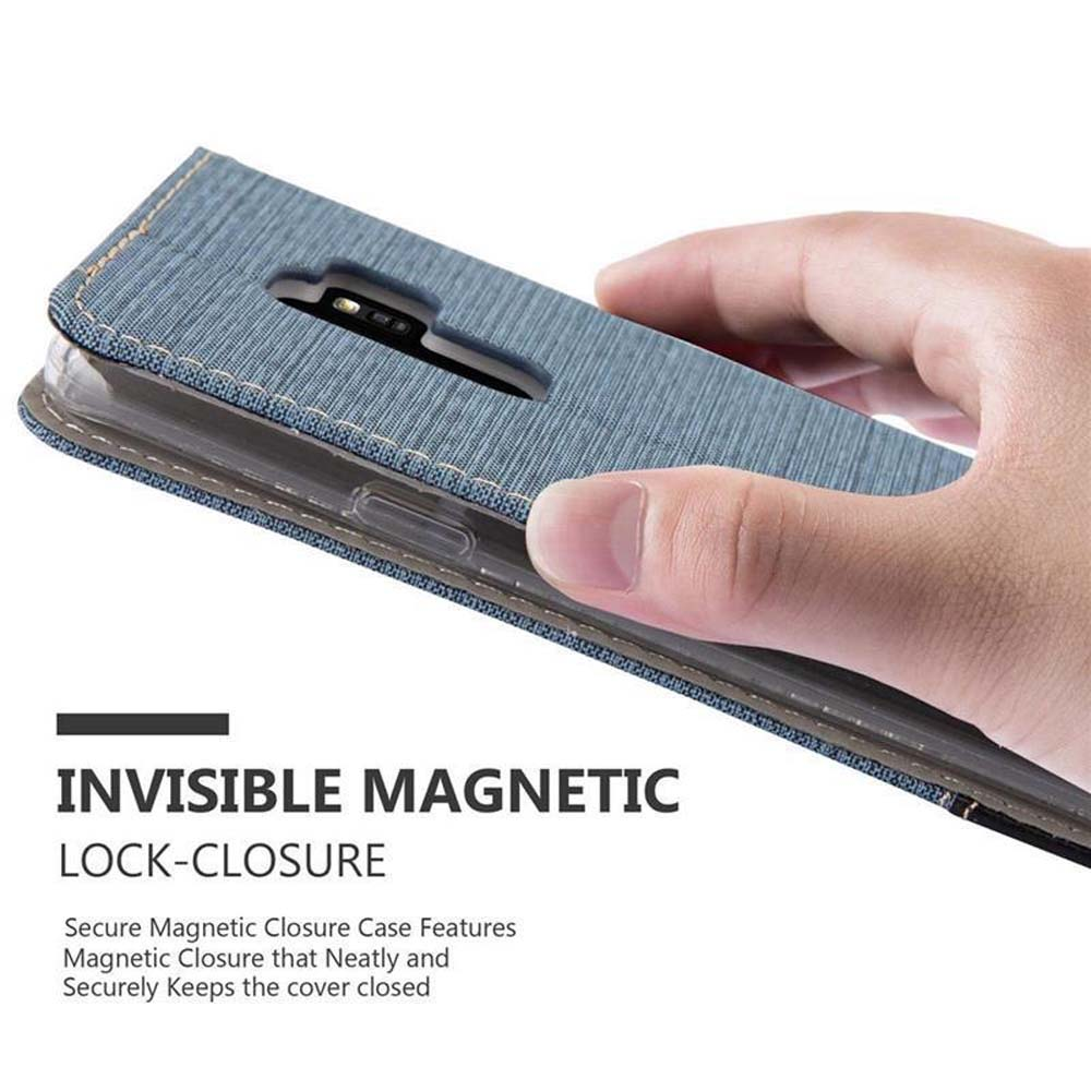 Una mano tiene una custodia per telefono in tessuto blu con chiusura magnetica invisibile.