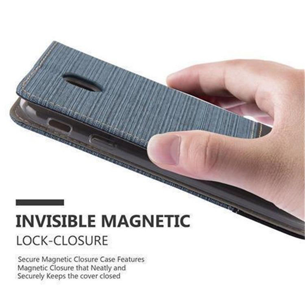 Una mano tiene una custodia per telefono blu con chiusura magnetica.