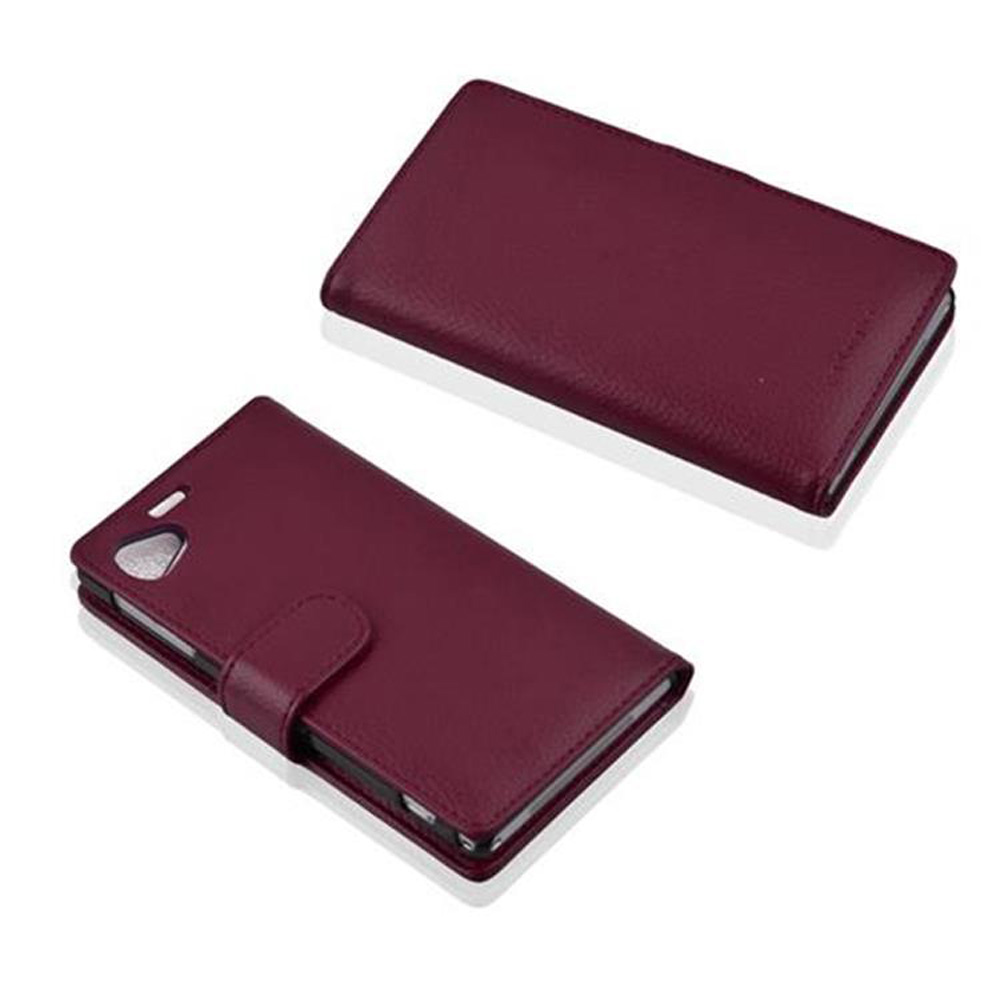 Due custodie per telefono color burgundy, una chiusa, una aperta.