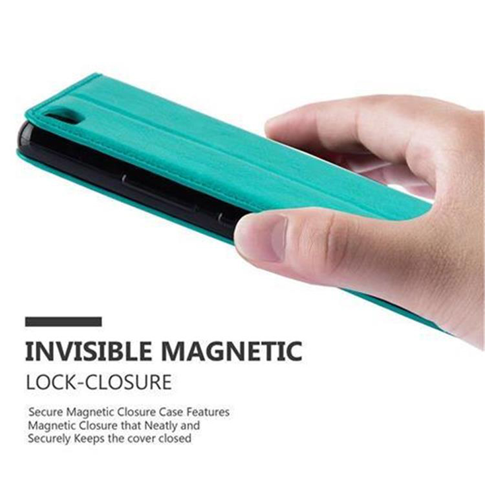 Una mano sosteniendo una funda de teléfono abatible verde azulado con cierre magnético.