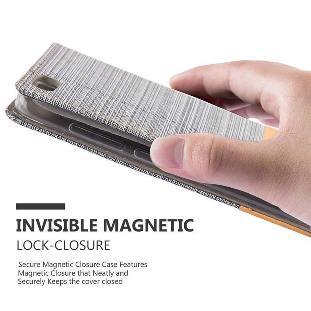 Una mano tiene una custodia per telefono grigia con chiusura magnetica.