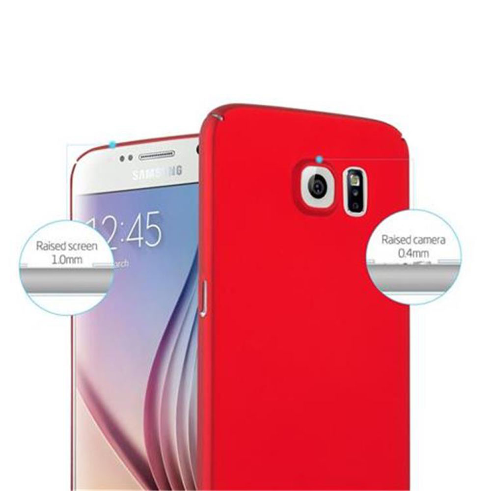 Telefono rosso con schermo bianco mostra 12:45. Dettagli fotocamera evidenziati.
