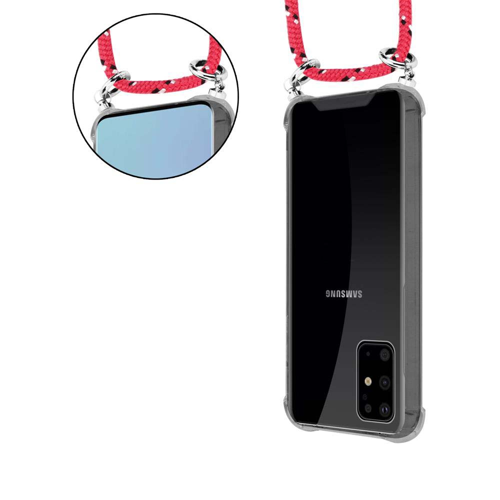 Uno smartphone nero in custodia trasparente con laccetto rosso agli angoli.