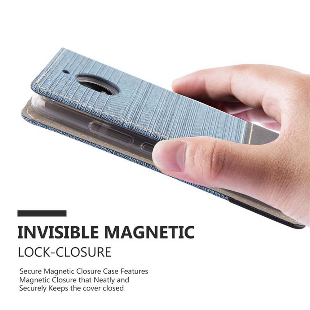 Una mano tiene una custodia per telefono blu con chiusura magnetica.
