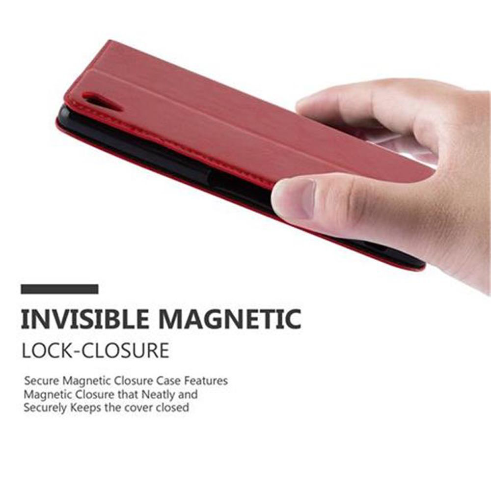 Una mano tiene una custodia per telefono rossa con chiusura magnetica, mostrando il suo blocco.