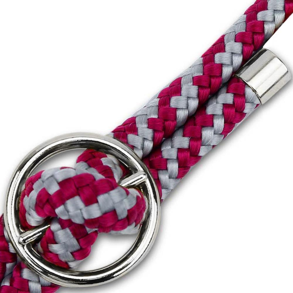 Un anello d'argento con una corda intrecciata rosa e grigia.