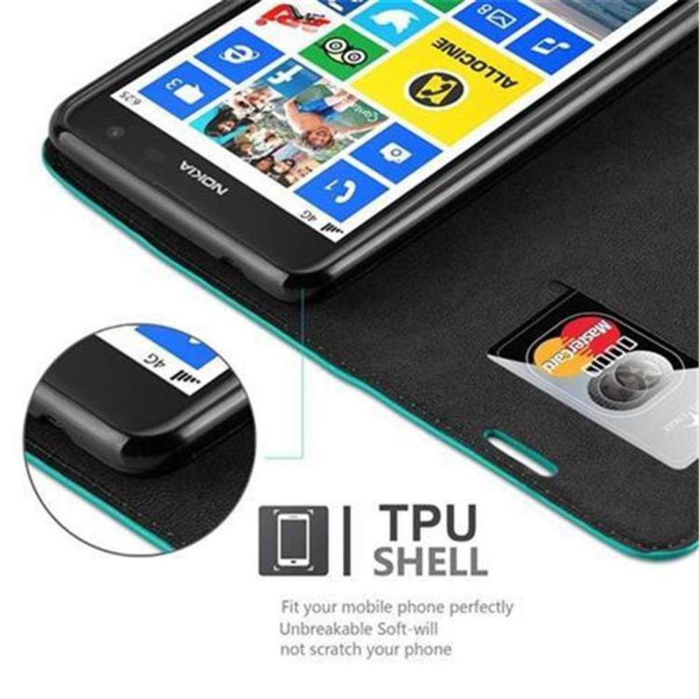 Telefono nero con tessere colorate in una custodia che tiene una carta di credito.