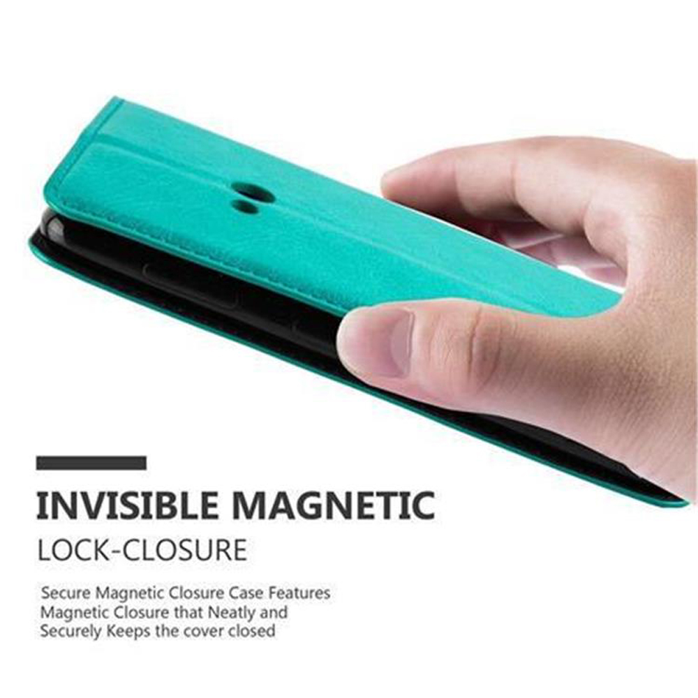 Una mano tiene chiusa una custodia turchese per telefono, mostrando la sua chiusura magnetica.
