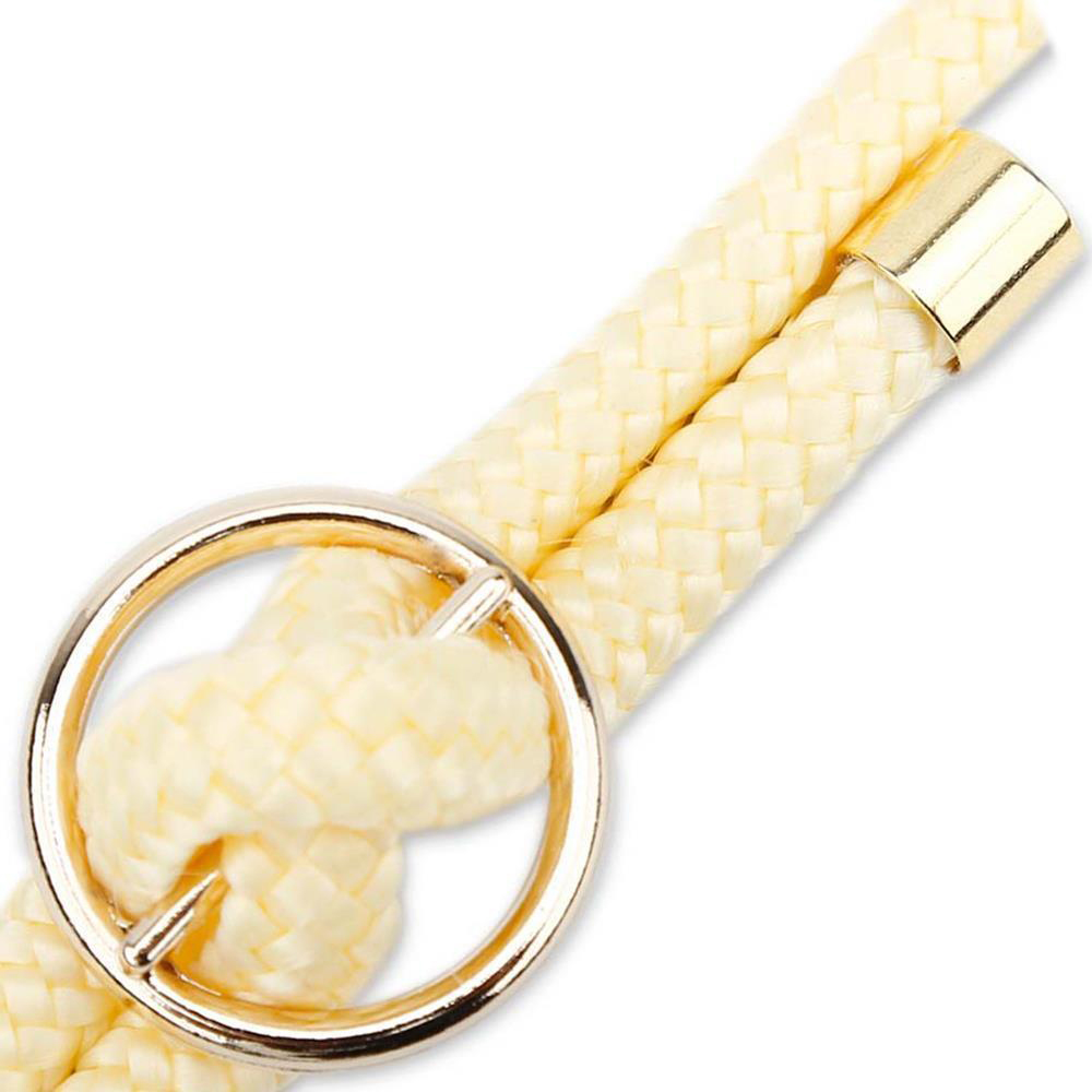 Una corda giallo pallido con un anello dorato e cappuccio dorato su bianco.
