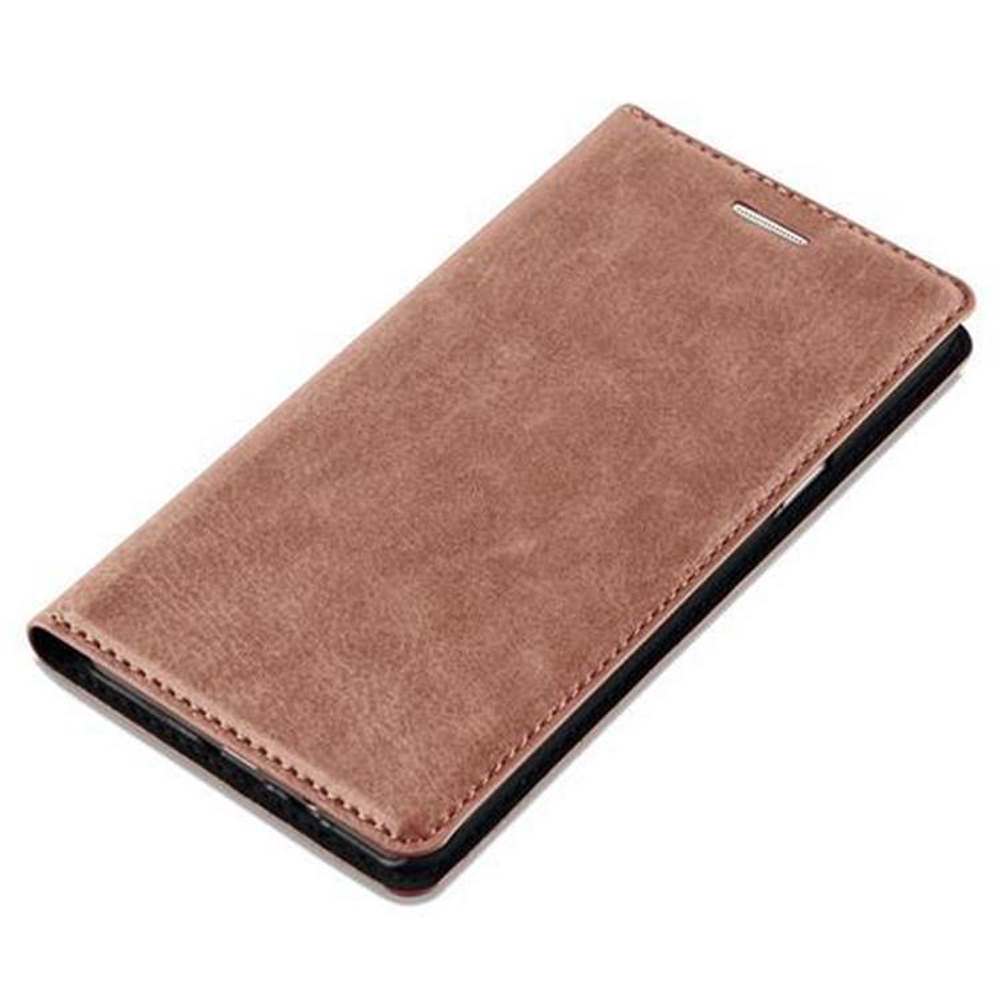 Una custodia a libro in pelle marrone per smartphone, su sfondo bianco.