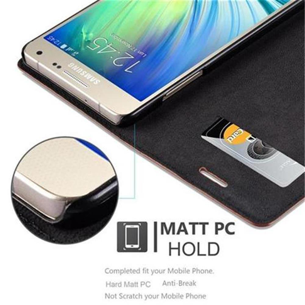 Un telefono Samsung in una custodia nera con porta carte.