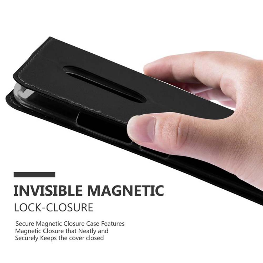 Una mano chiude una custodia nera per telefono con chiusura magnetica.