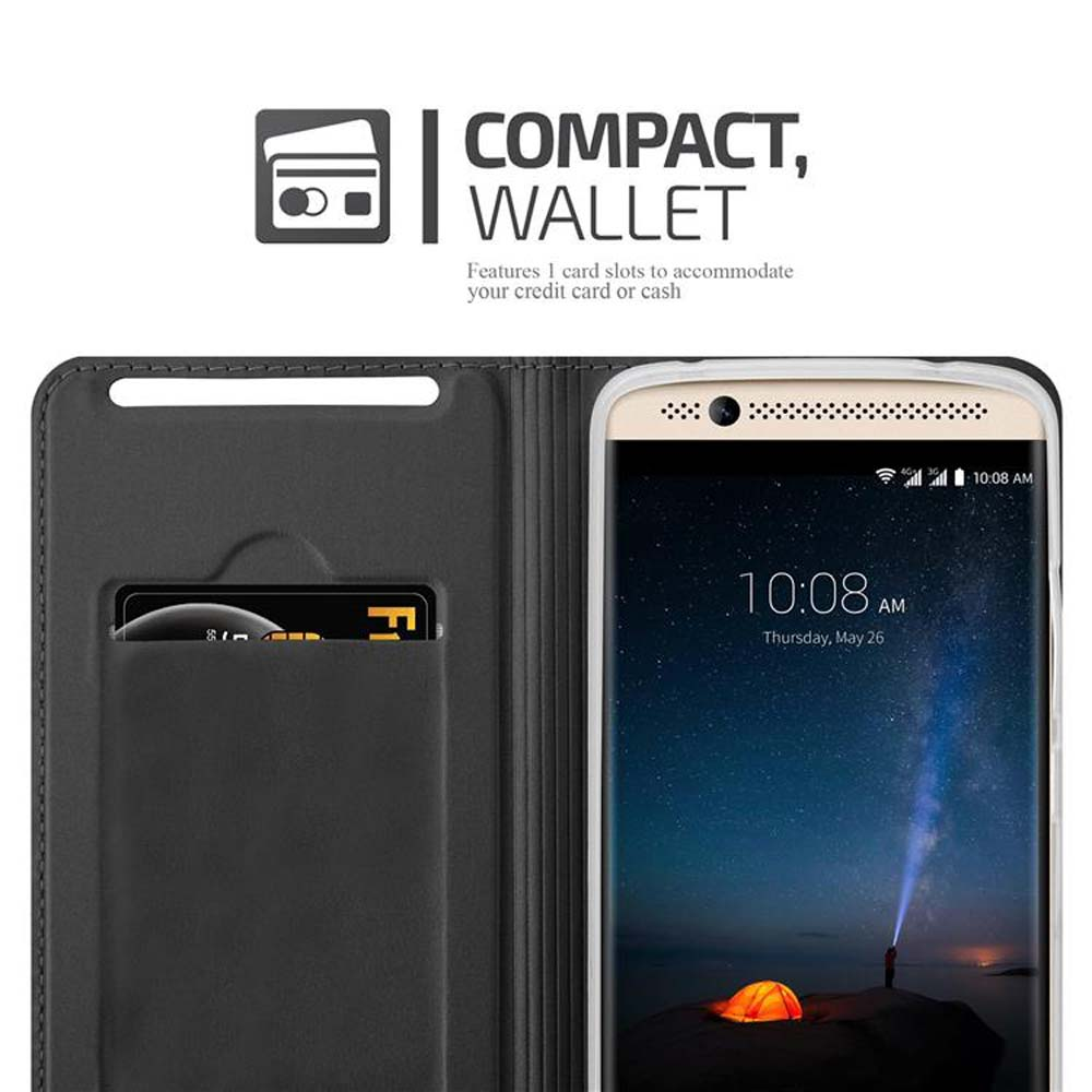 Un portafoglio nero con una carta e uno smartphone che mostra un cielo stellato.