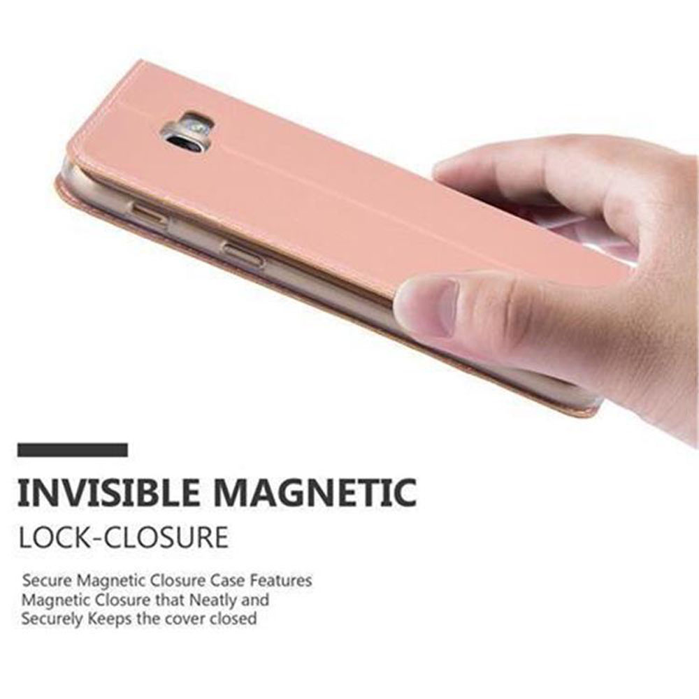 Una mano sostiene una funda de teléfono rosa dorado con cierre magnético invisible.