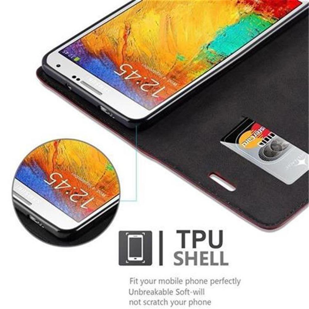Uno smartphone in una custodia nera con una MasterCard.