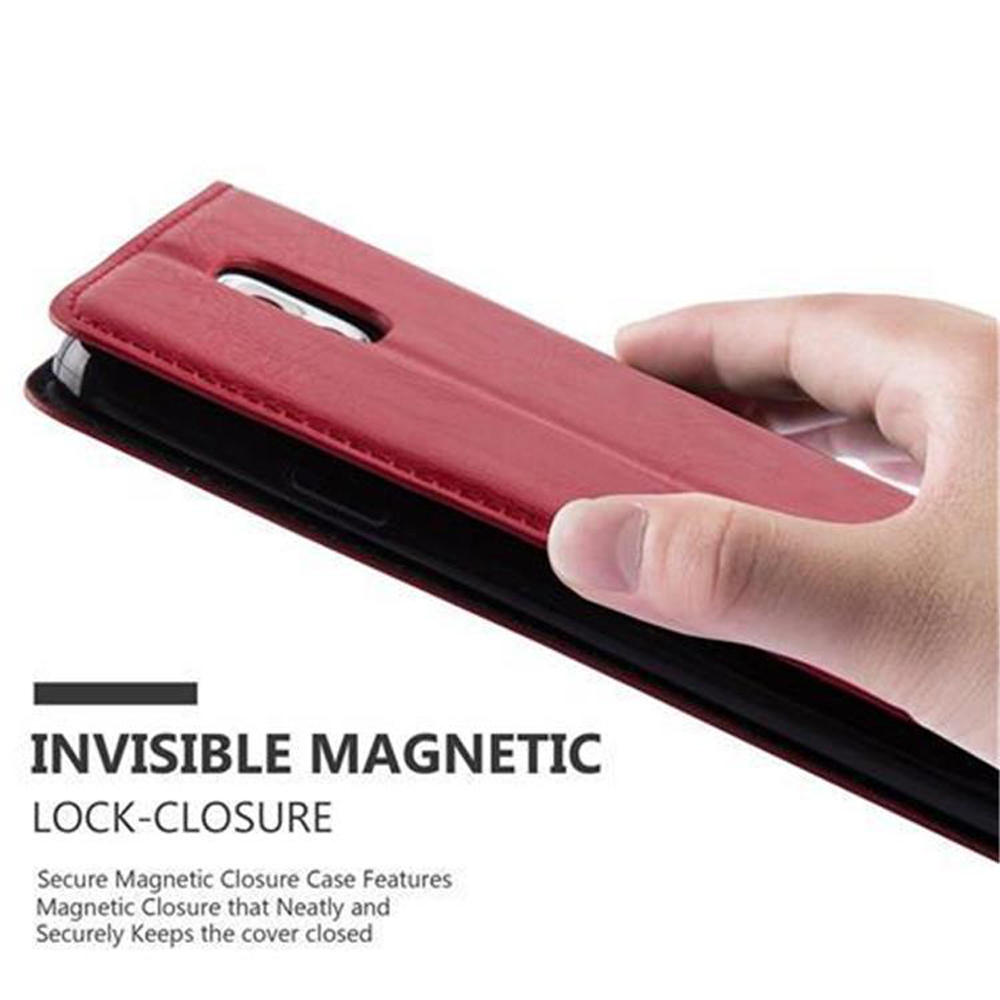 Una mano tiene una custodia per telefono rossa con chiusura magnetica.