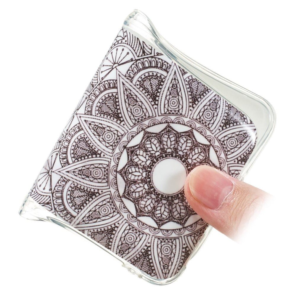 Cover trasparente per telefono con disegno mandala nero, tenuta da pollice e dito.