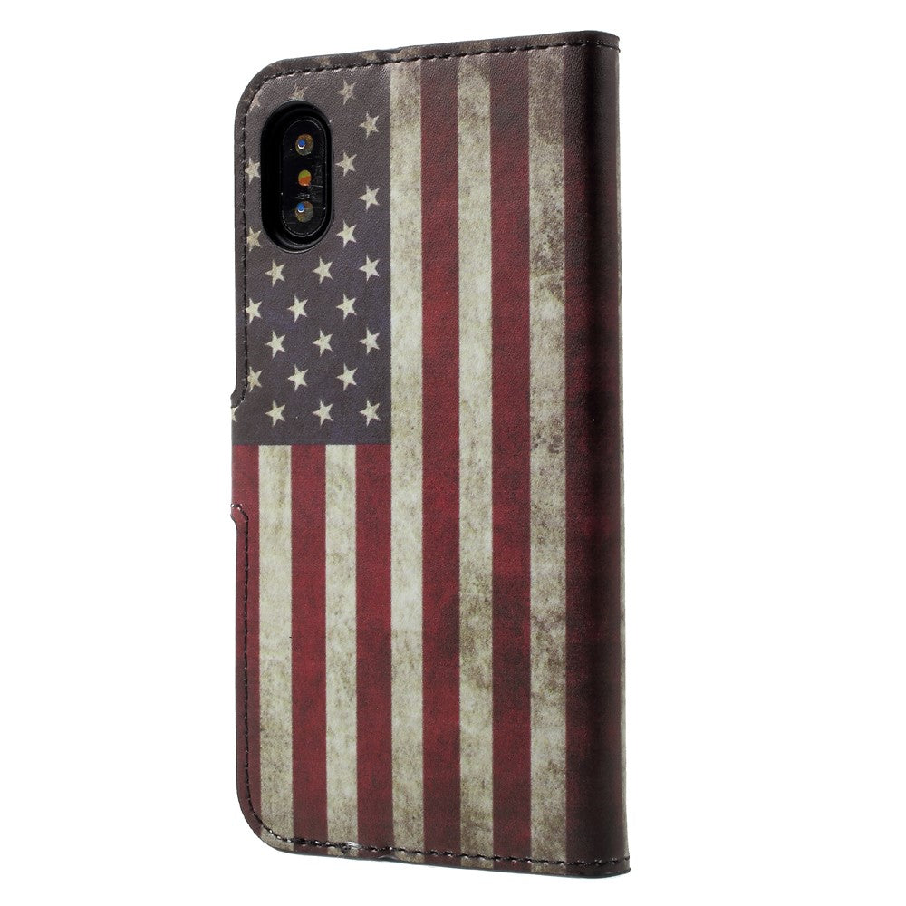 Una custodia per telefono con design a bandiera americana usurata.