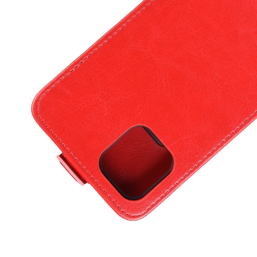 Custodia per telefono in pelle rossa con ritaglio per fotocamera.