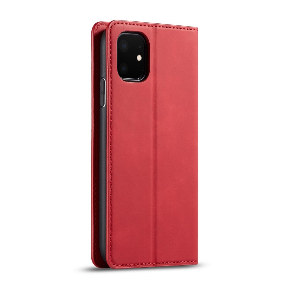Custodia rossa per telefono con ritaglio fotocamera e cuciture, su sfondo bianco.