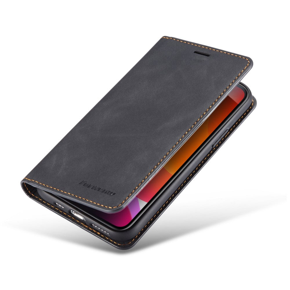 Schwarze Lederhülle mit orangefarbenen Nähten, halb geöffnet, zeigt Smartphone-Display.