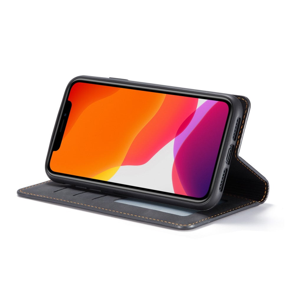 Un iPhone nero in una custodia aperta con sfondo arancione e viola.