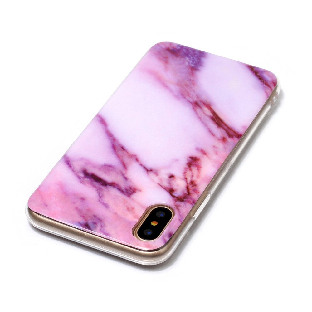 Una custodia per telefono in marmo rosa con ritaglio per fotocamera su sfondo bianco.