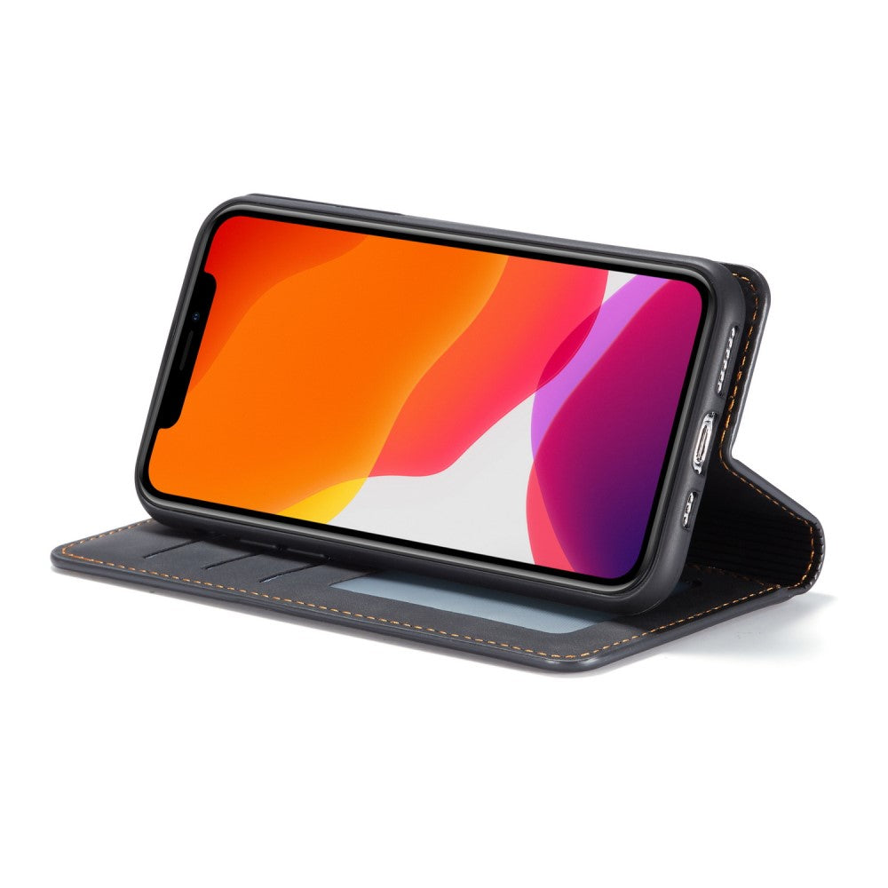Ein schwarzes Smartphone in einem aufgeschlagenen Lederetui mit farbigem Hintergrund.