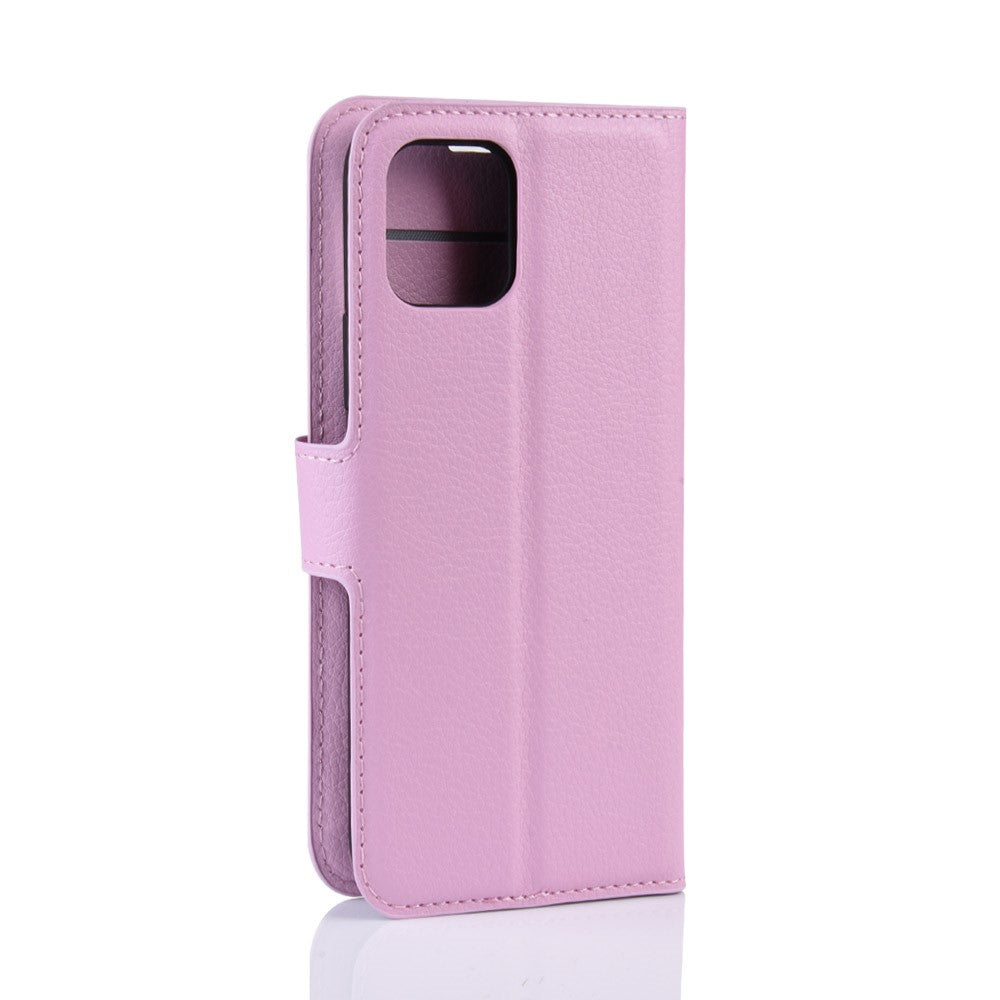 Una custodia per telefono in pelle color lilla chiusa su una superficie bianca.