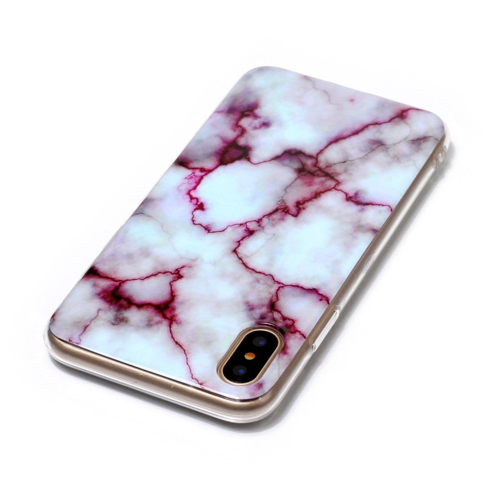 Una cover per telefono con motivo marmorizzato bianco, rosa e grigio. La fotocamera è visibile.