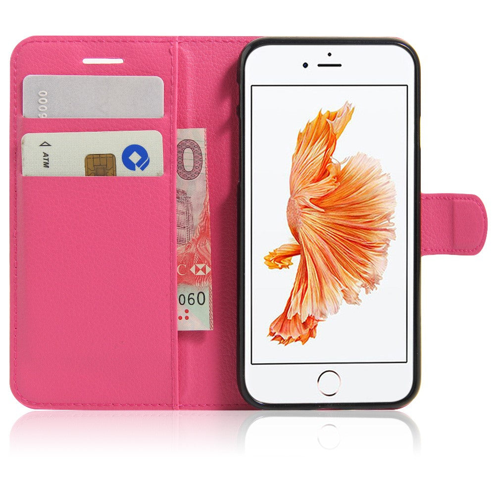 Una custodia a portafoglio rosa per smartphone, con carte e banconote.