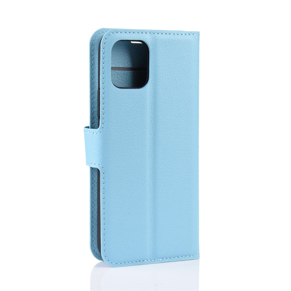 Custodia per telefono aperta azzurra con ritaglio fotocamera.